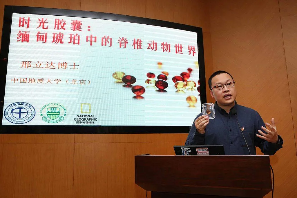 xing lida holding his amber fossil