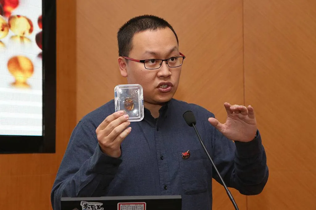 Xing Lida holding his amber fossil