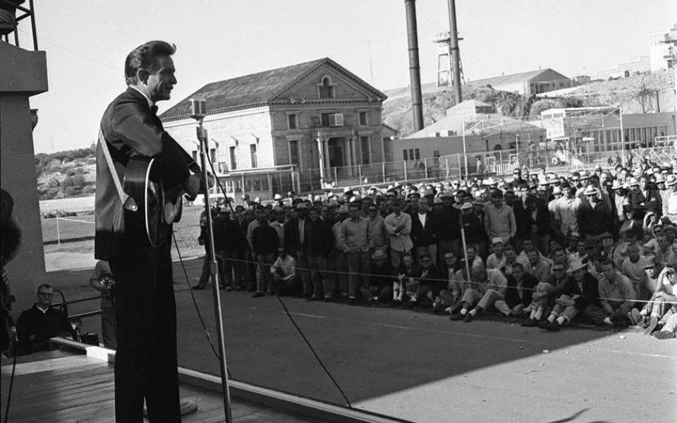 johnny cash performing at Folsom Prison in november of 1966