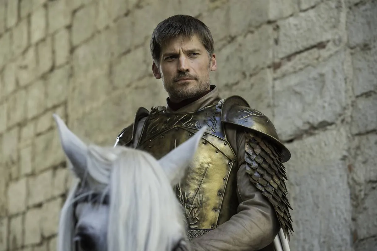 Jamie Lannister on horseback in golden armor 