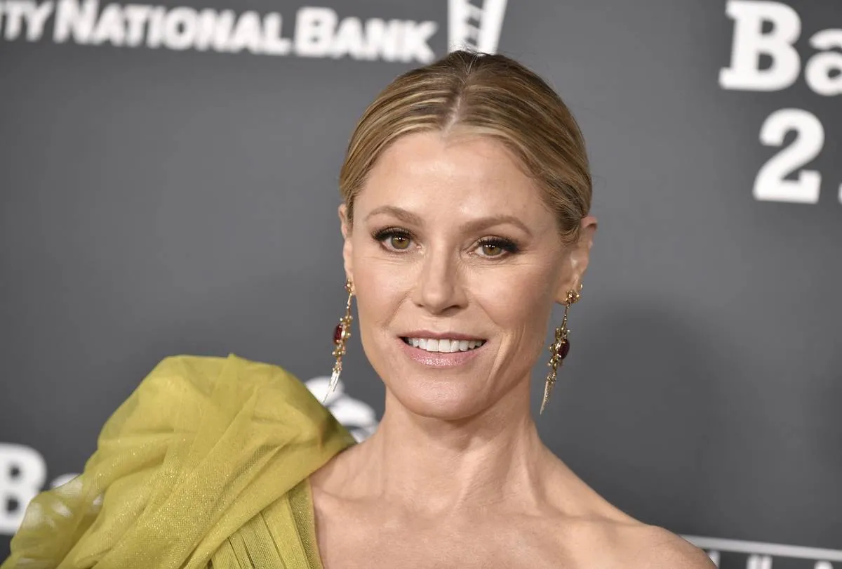 Julie Bowen attends the 2022 Baby2Baby Gala presented by Paul Mitchell  at Pacific Design Center on November 12, 2022 in West Hollywood, 
California.