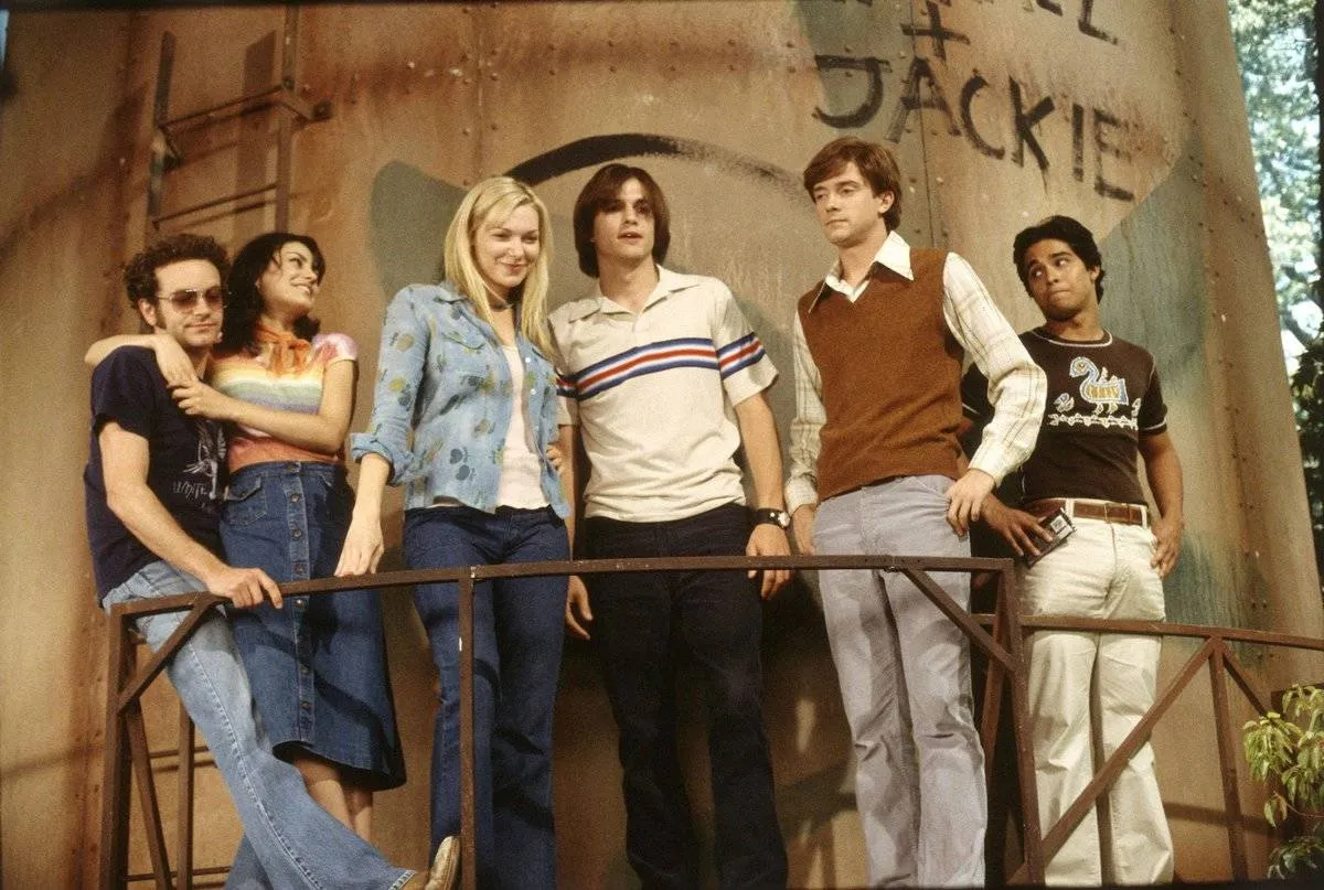 The cast of That '70s Show standing on water tower