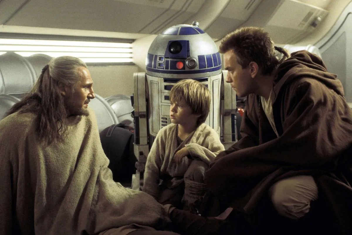 R2D2 with Liam Neeson, Ewan McGregor and Jake Lloyd in Star Wars Phantom Menace
