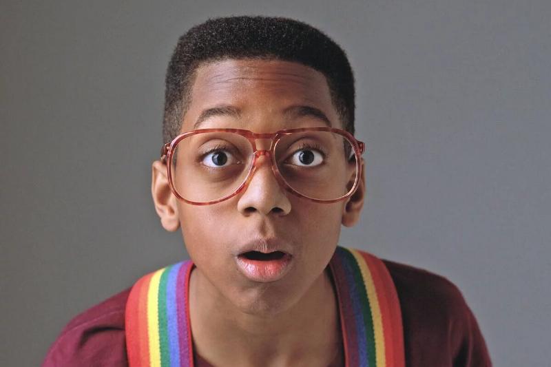 steve urkel wearing rainbow suspenders and glasses on family matters