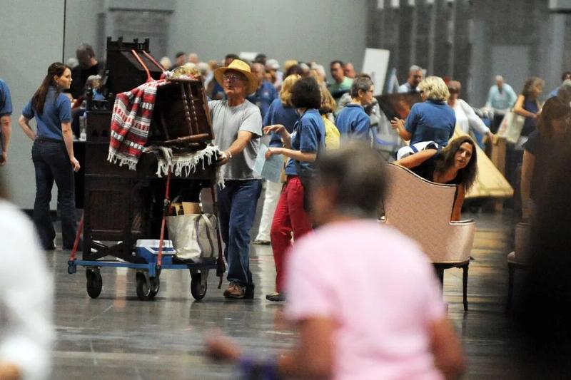 Antiques Roadshow in DC to appraise the heirlooms of the area. Antiques Roadshow in DC to appraise the heirlooms of the area.