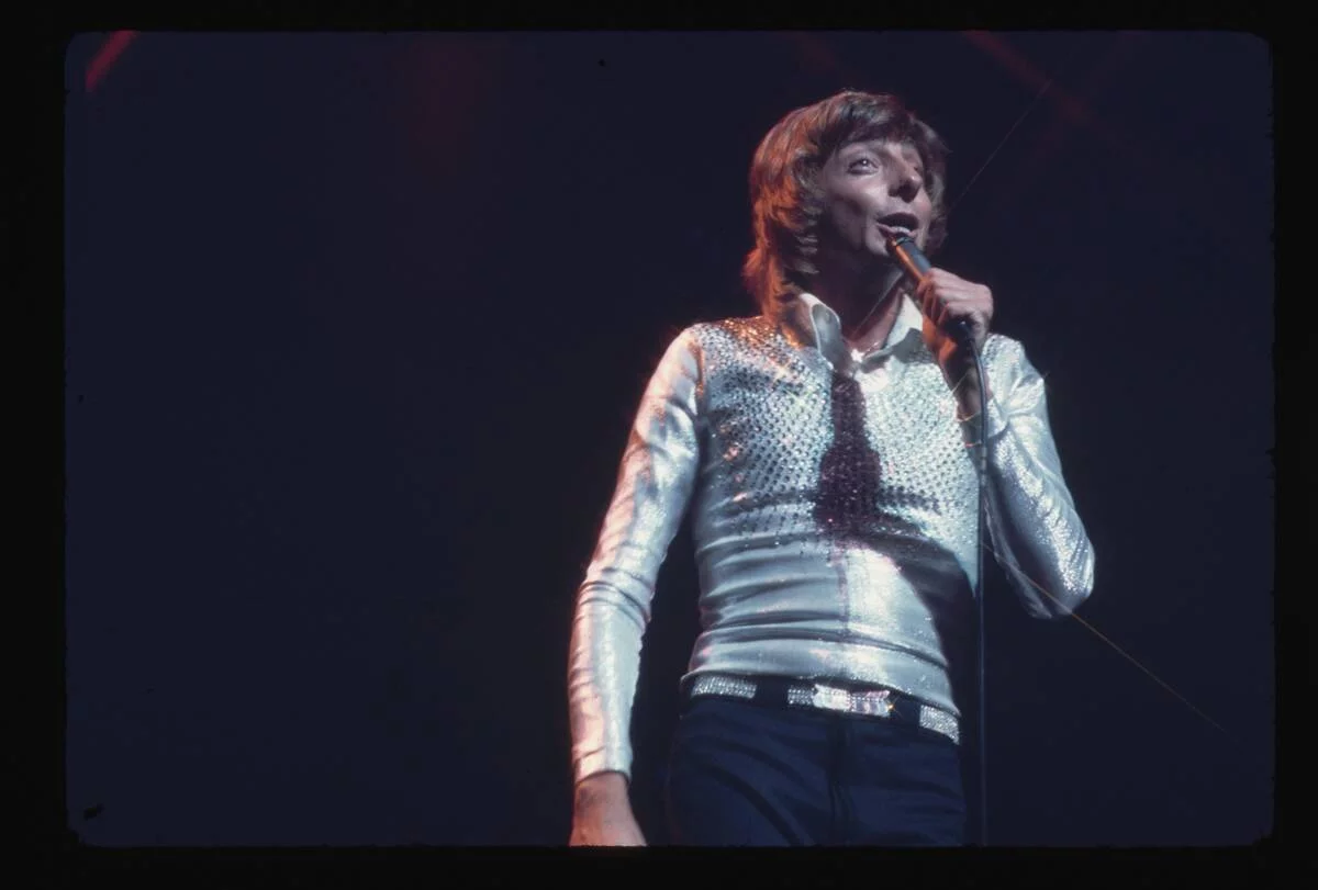 Barry Manilow Singing in Concert
